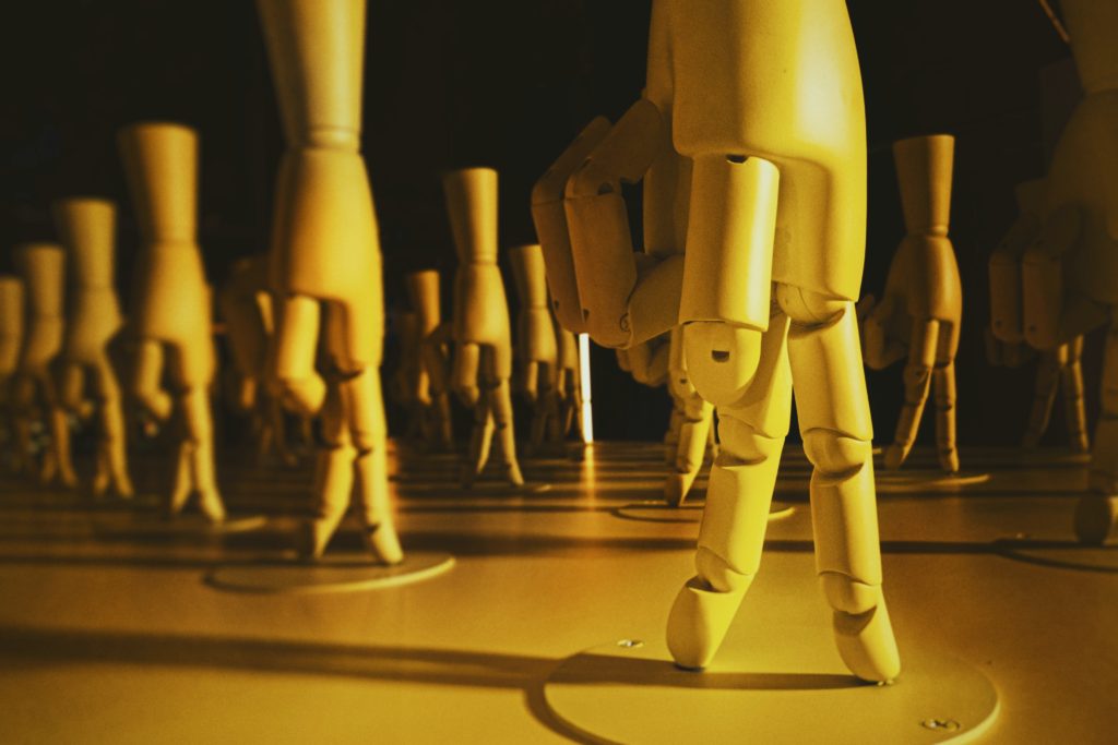 Muitas mãos de robôs executando a mesma ação - IA paralela